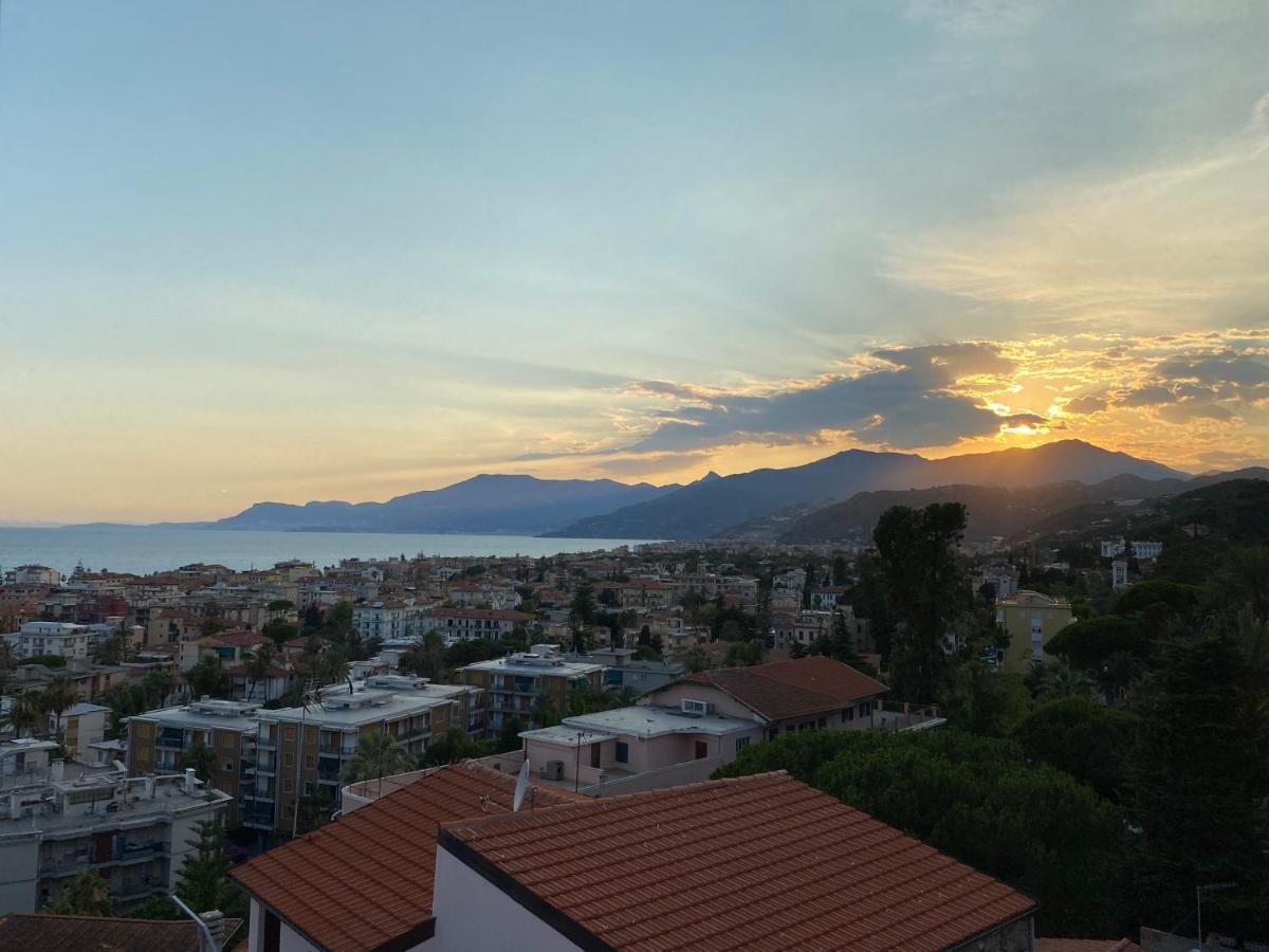 Casa Petra - Appartamento vista mare città vecchia Bordighera Exterior foto